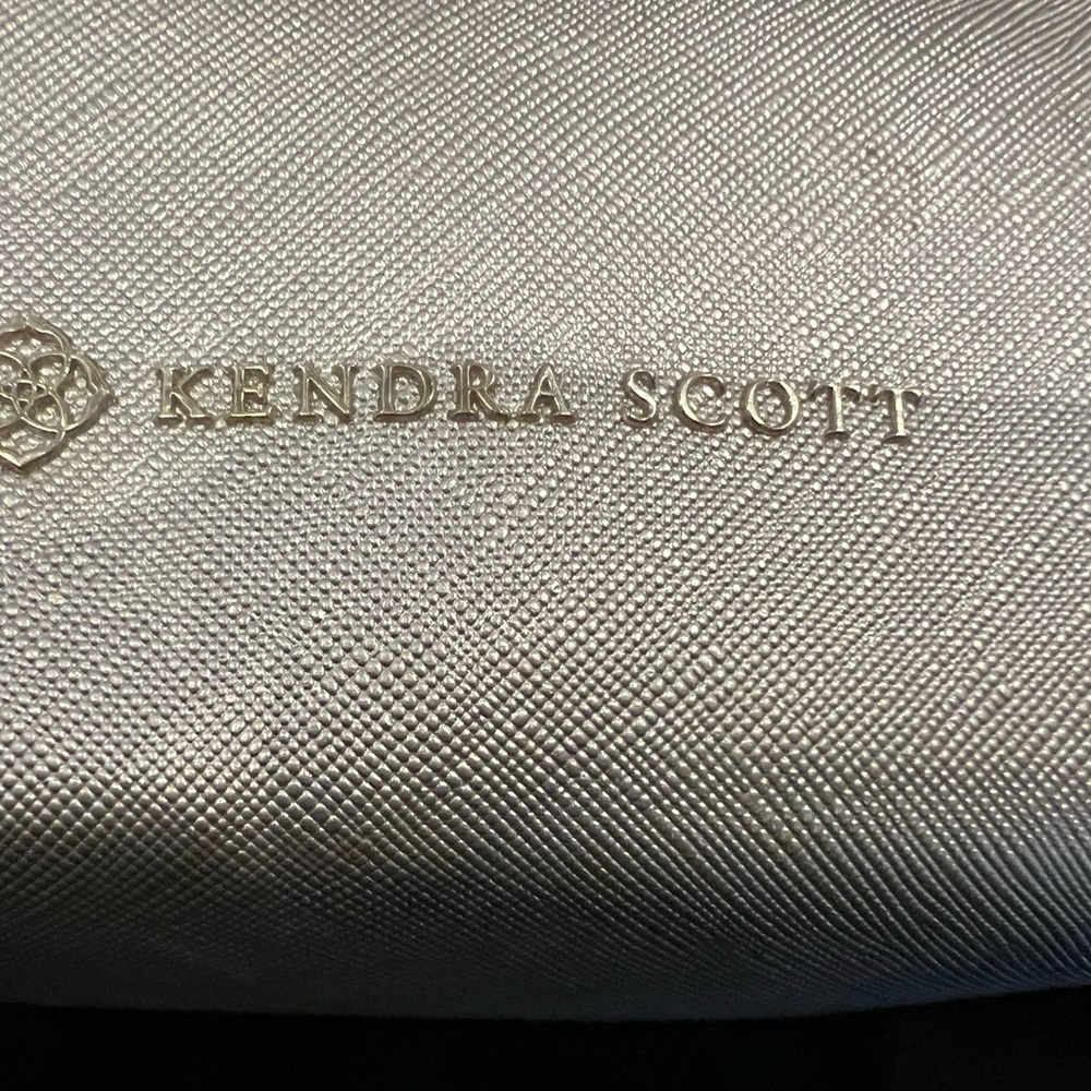 NEW Kendra Scott Silver Clutch with Sleek Design; cosmetic/jewelry travel bag